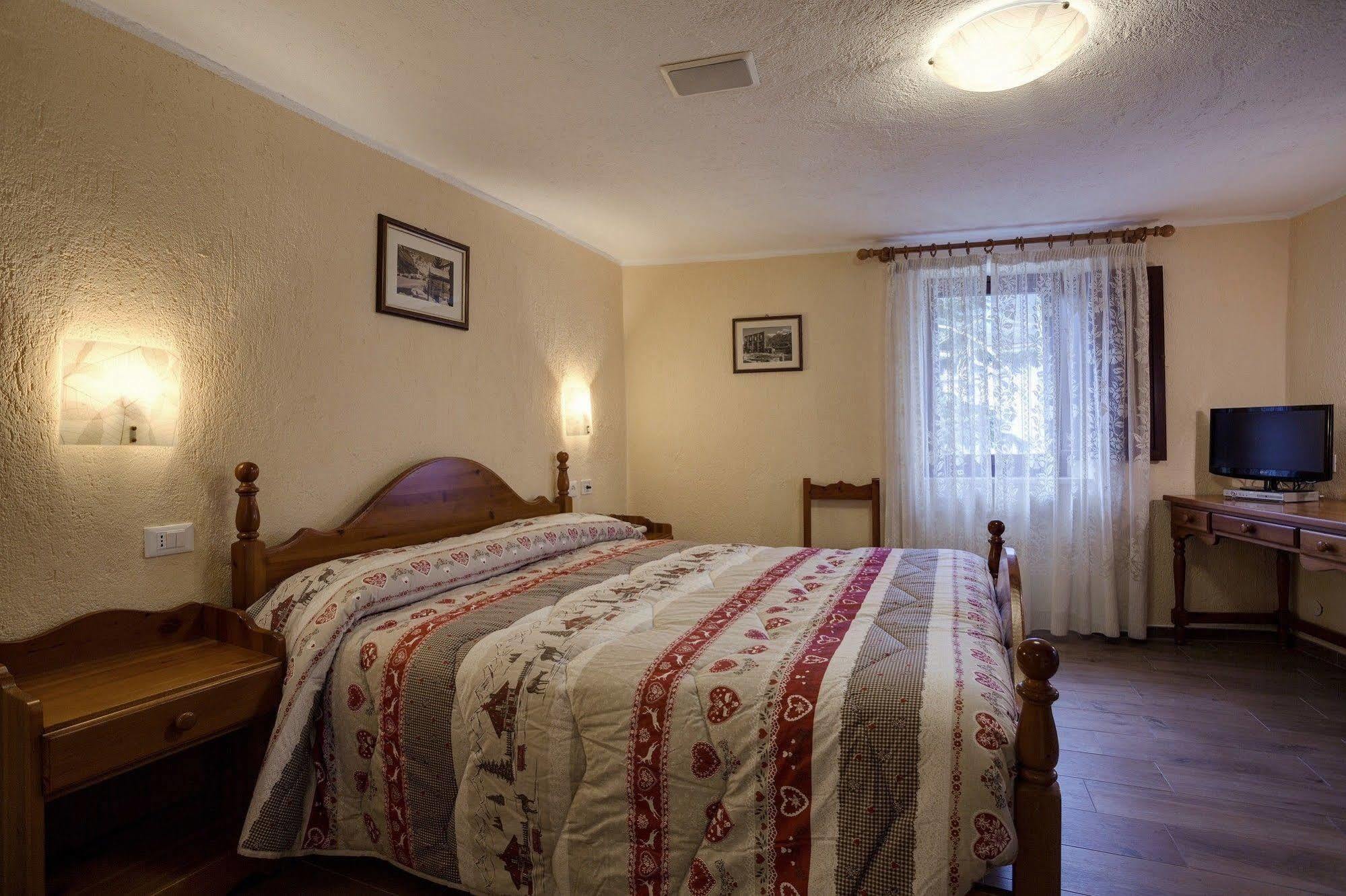 Hotel Cecchin Aosta Exterior foto